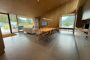 Kinsarvik Camping - Innenansicht eines Mobilheims mit Küche