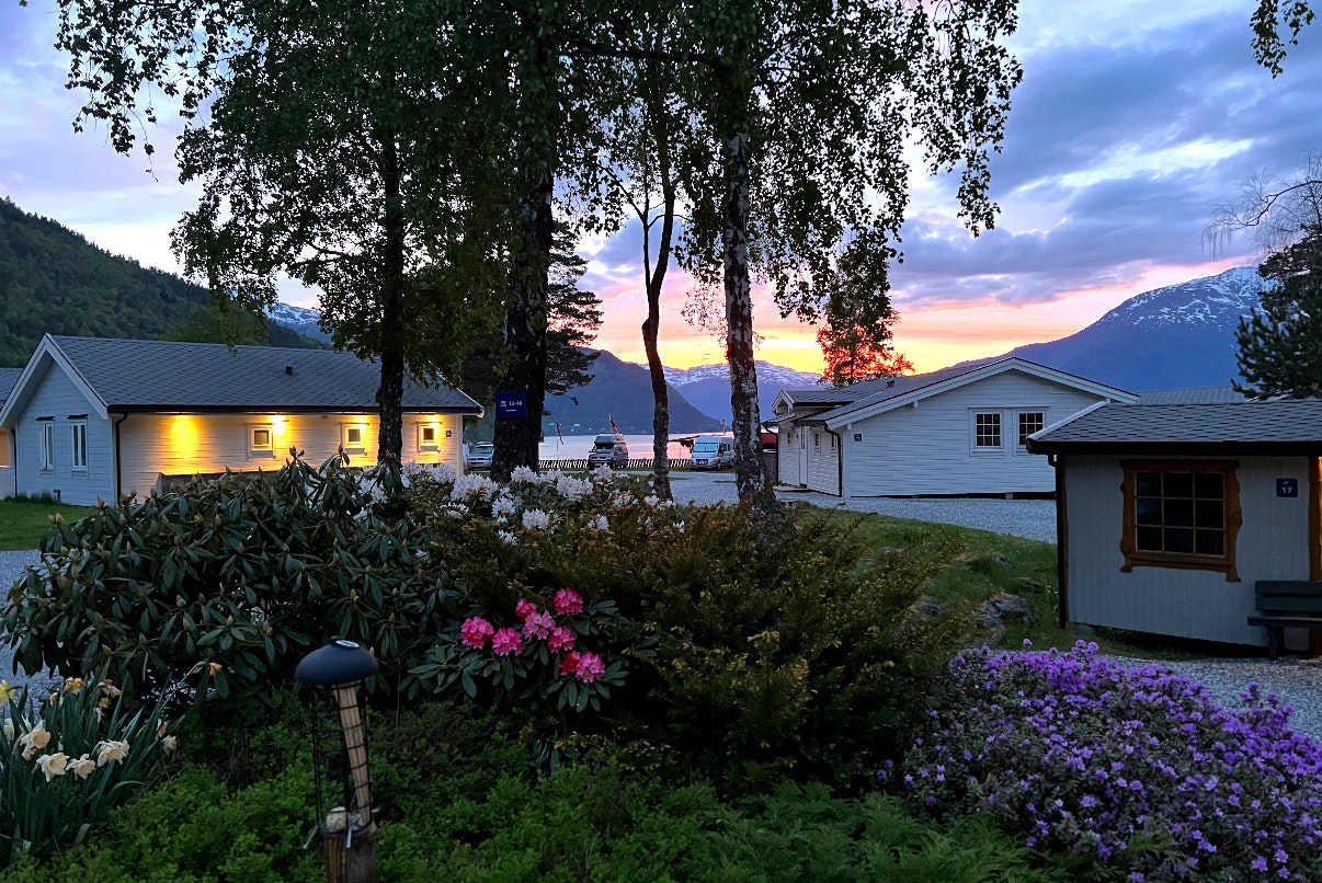 Kinsarvik Camping  - Mobilheime auf dem Campingplatz bei Sonnenuntergang