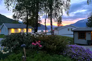 Kinsarvik Camping - Mobilheime auf dem Campingplatz bei Sonnenuntergang