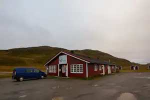 BaseCamp NorthCape ehemals Kirkeporten Camping - Hauptgebaeude.jpg