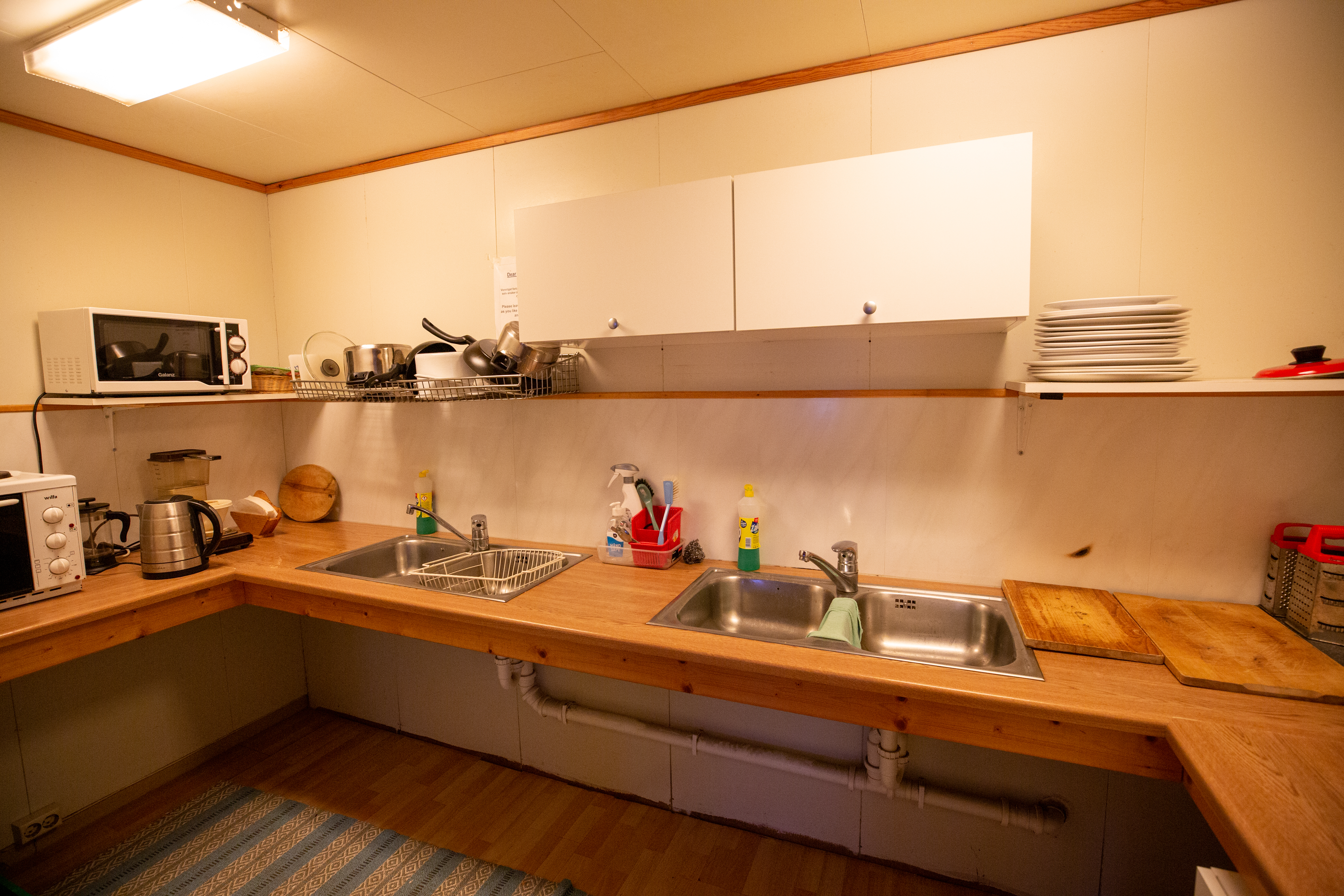 BaseCamp NorthCape ehemals Kirkeporten Camping - Kueche.jpg