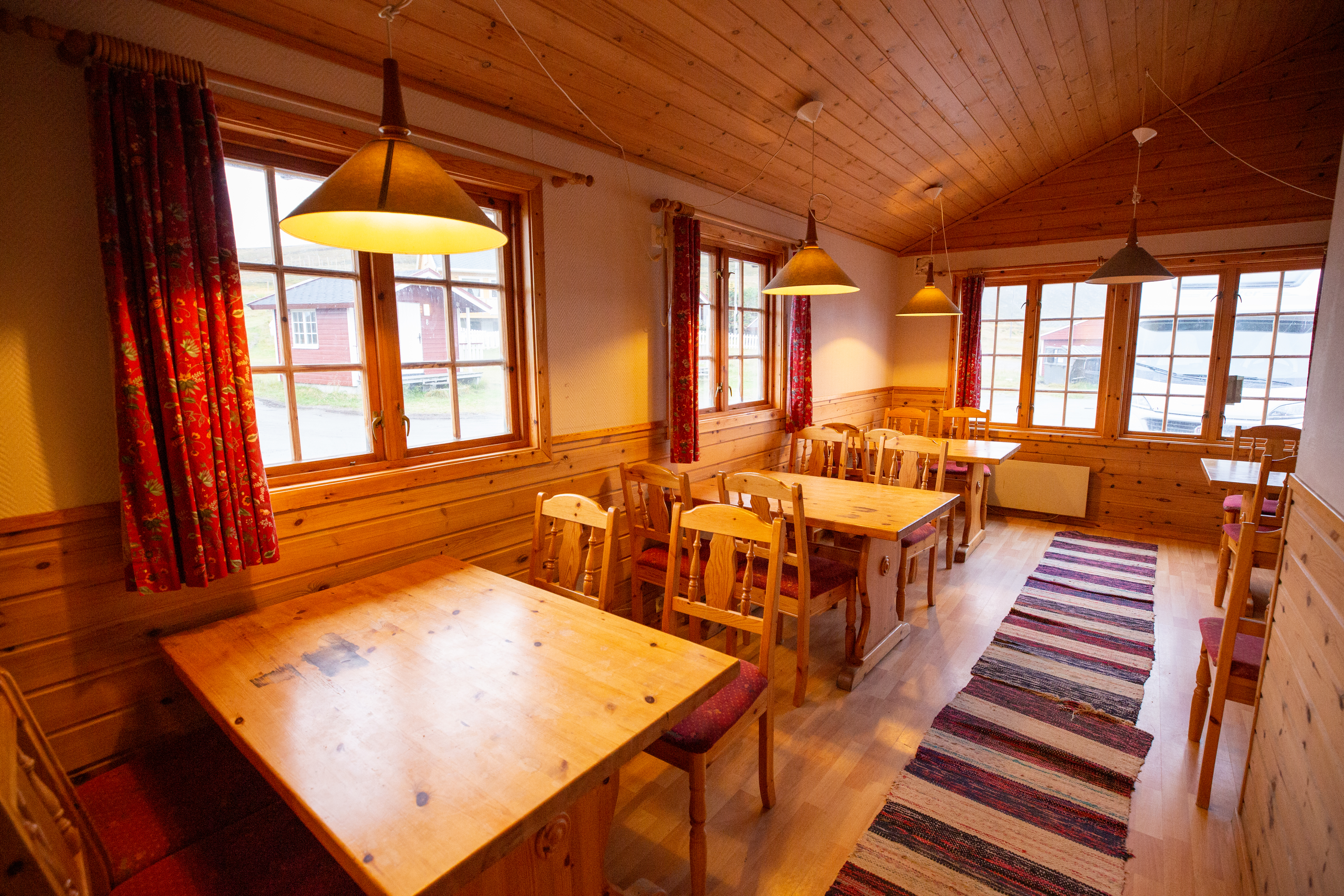 BaseCamp NorthCape ehemals Kirkeporten Camping - Restaurant - innen - 2.jpg
