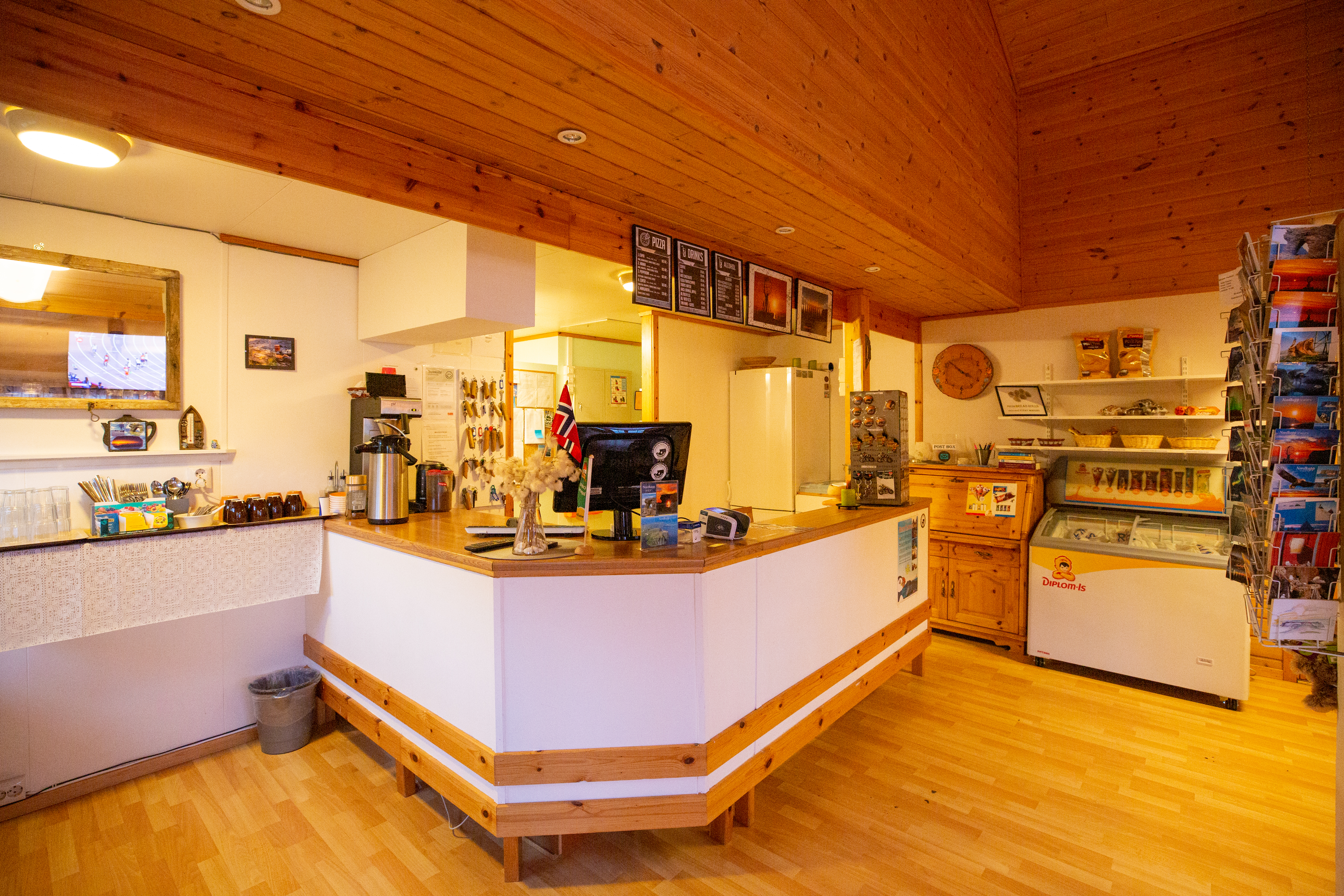 BaseCamp NorthCape ehemals Kirkeporten Camping - Theke.jpg