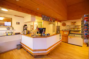BaseCamp NorthCape ehemals Kirkeporten Camping - Theke.jpg