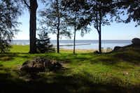 Kiviranna Holiday Home - Lagerfeuerstelle vom Campingplatz mit Blick auf See in Estland