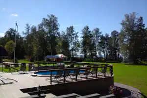 Kiviranna Holiday Home - Pool vom Campingplatz mit Blick auf den See