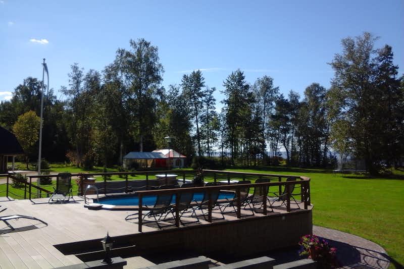 Kiviranna Holiday Home -  Pool vom Campingplatz mit Blick auf den See