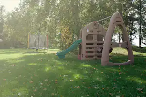 Kiviranna Holiday Home - Spielplatz vom Campingplatz mit Rutsche und Trampolin
