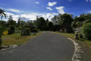 Klostercamping Thale - Finnhütten und Stellplätze auf der Wiese