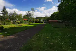 Klostercamping Thale - Stellplätze im Schatten der Bäume