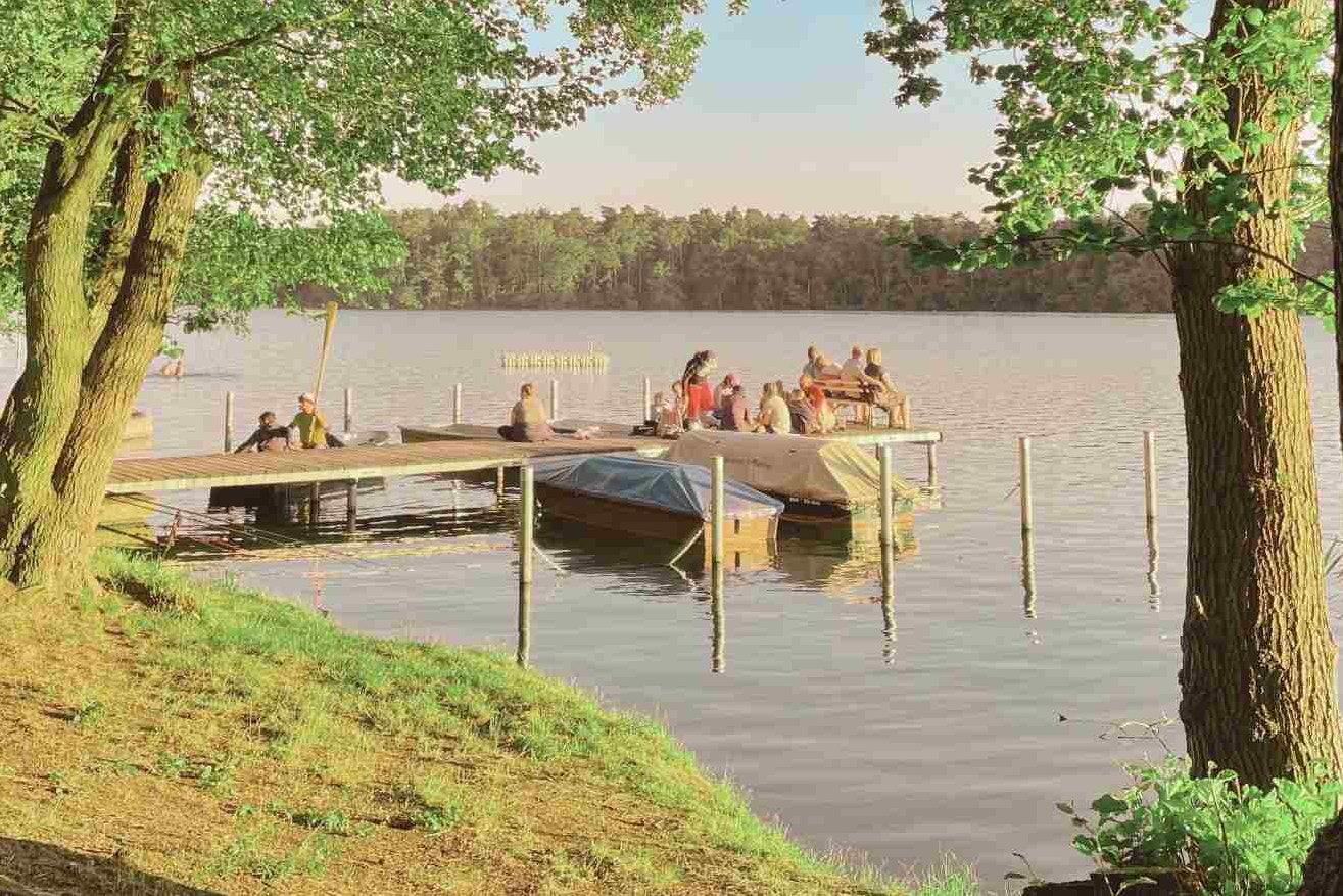 Knattercamping in Bantikow am See - Blick auf den Steg am See