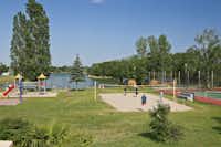 KNAUS-Campingpark Bad Dürkheim - Sportplatz und Kinderspielplatz vor dem See