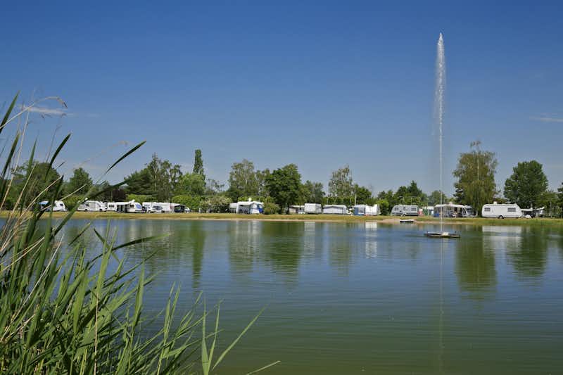 KNAUS-Campingpark Bad Dürkheim - Stellplätze mit Blick auf den See