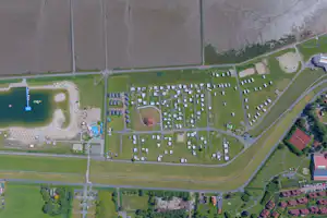 Regenbogen Burhave - Blick auf den Campingplatz aus der Vogelperspektive