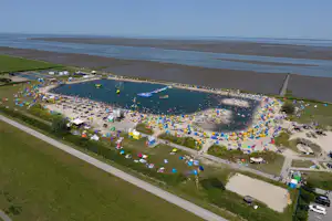 Regenbogen Burhave - Luftaufnahme des Campingplatzes mit Badestrand