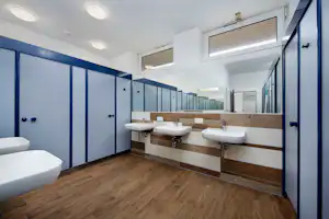 KNAUS Campingpark Eckwarderhörne - Innenansicht des Sanitärbereichs