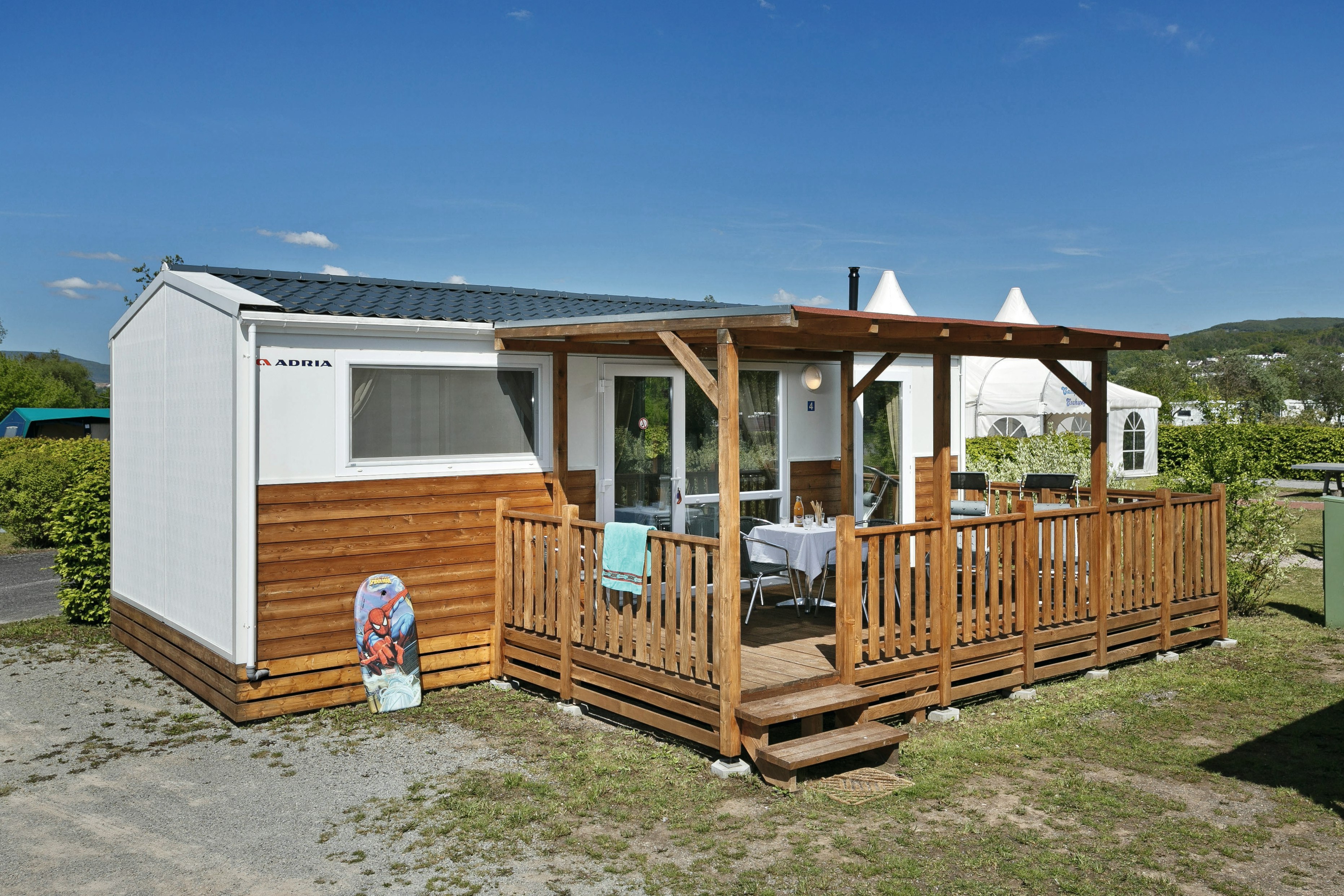 KNAUS Campingpark Eschwege - Außenansicht Mobilheim mit überdachter Veranda 