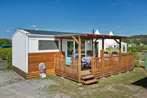 KNAUS Campingpark Eschwege - Außenansicht Mobilheim mit überdachter Veranda