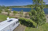 KNAUS Campingpark Eschwege - Stellplätze direkt am Ufer mit Blick auf den See