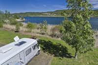 KNAUS Campingpark Eschwege - Stellplätze direkt am Ufer mit Blick auf den See