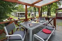 KNAUS Campingpark  Essen-Werden - Terrasse eines Mobilheims