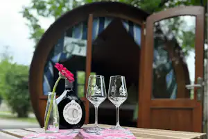 KNAUS Campingpark Frickenhausen - Schlaffass auf dem Campingplatz