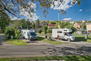 KNAUS Campingpark Frickenhausen - Wohnmobile auf Standplätzen mit Stromanschlüssel am Campingplatz