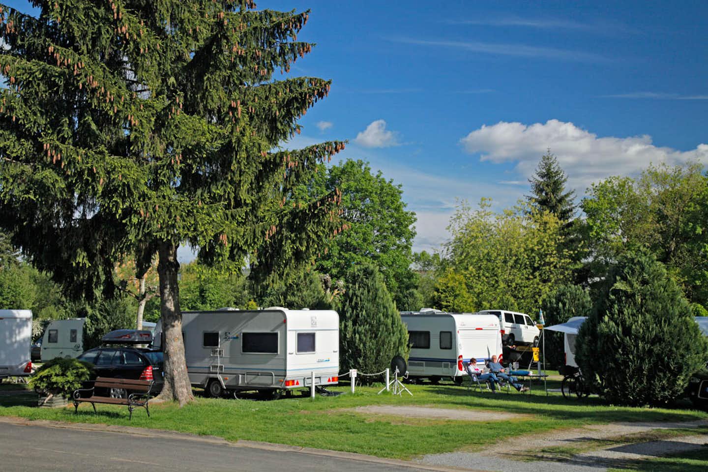 KNAUS Campingpark Frickenhausen - Wohnwägen auf Wiesen-Standplätzen unter mittelgroßen und großen Bäumen