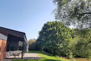 KNAUS Campingpark Haren - Terrasse mit Blick ins Grüne auf dem Campingplatz