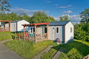 KNAUS Campingpark Hennesee - Blick auf Mobilheim mit Terrasse auf dem Campingplatz