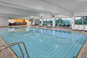 KNAUS Campingpark Hennesee - Blick auf die Badehalle mit Bar auf dem Campingplatz