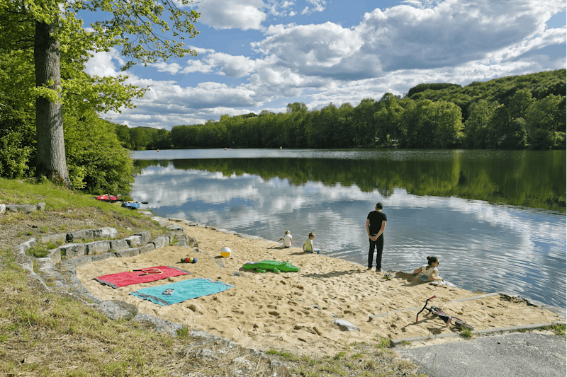 KNAUS Campingpark Hennesee - Kleiner Badestrand im Grünen auf dem Campingplatz
