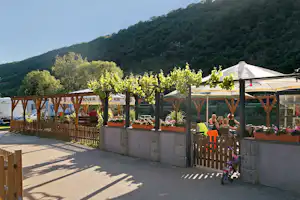 KNAUS Campingpark Mosel/Burgen - Restaurant mit Außenterrasse