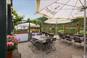 KNAUS Campingpark Mosel/Burgen - Terrasse des Restaurants
