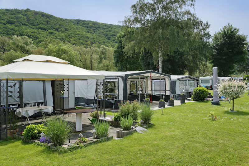 KNAUS Campingpark Mosel/Burgen - Wohnmobil- und  Wohnwagenstellplätze auf der Wiese