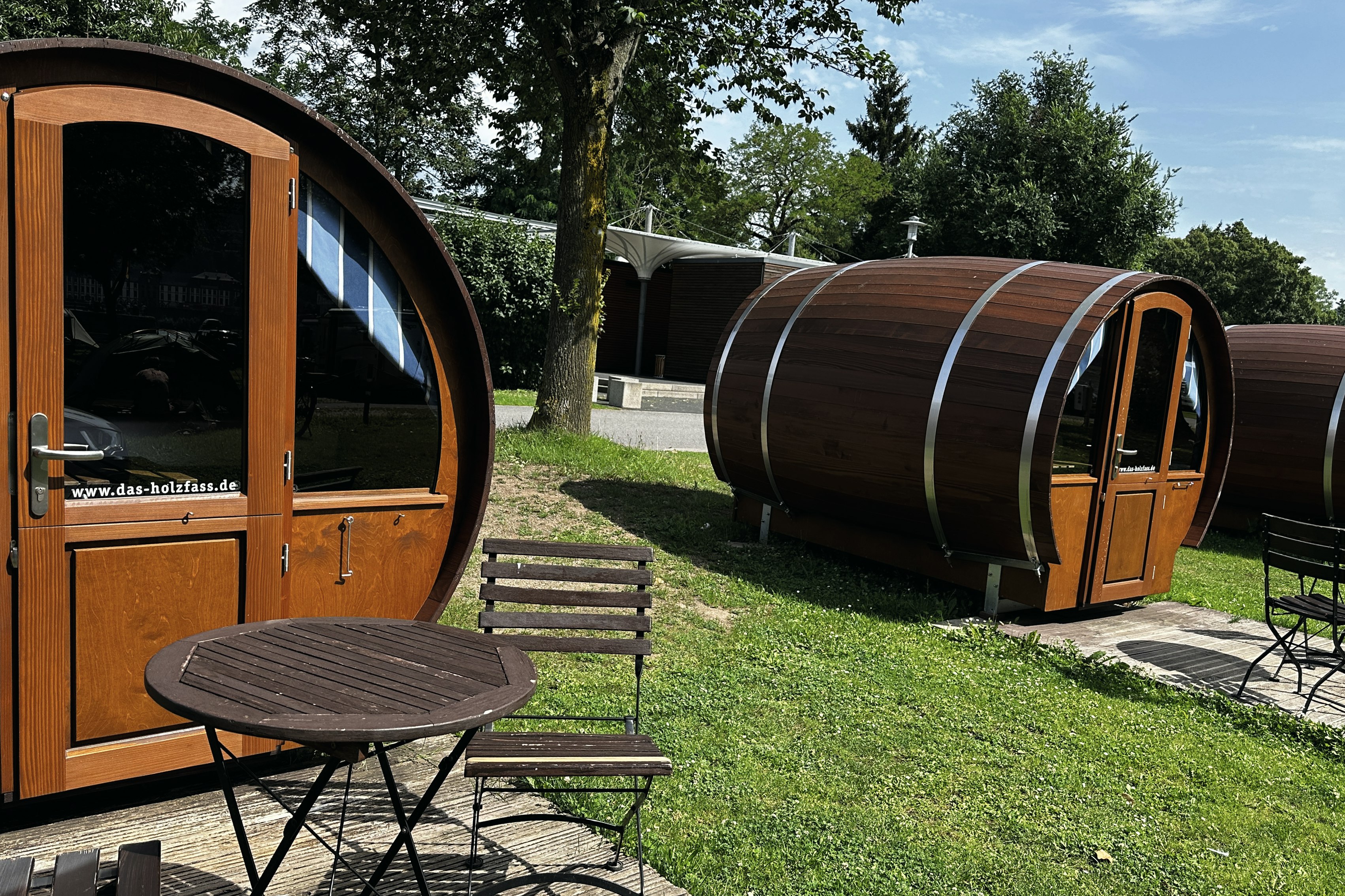 KNAUS Campingpark Koblenz - Camping Holzfässer Außenansicht