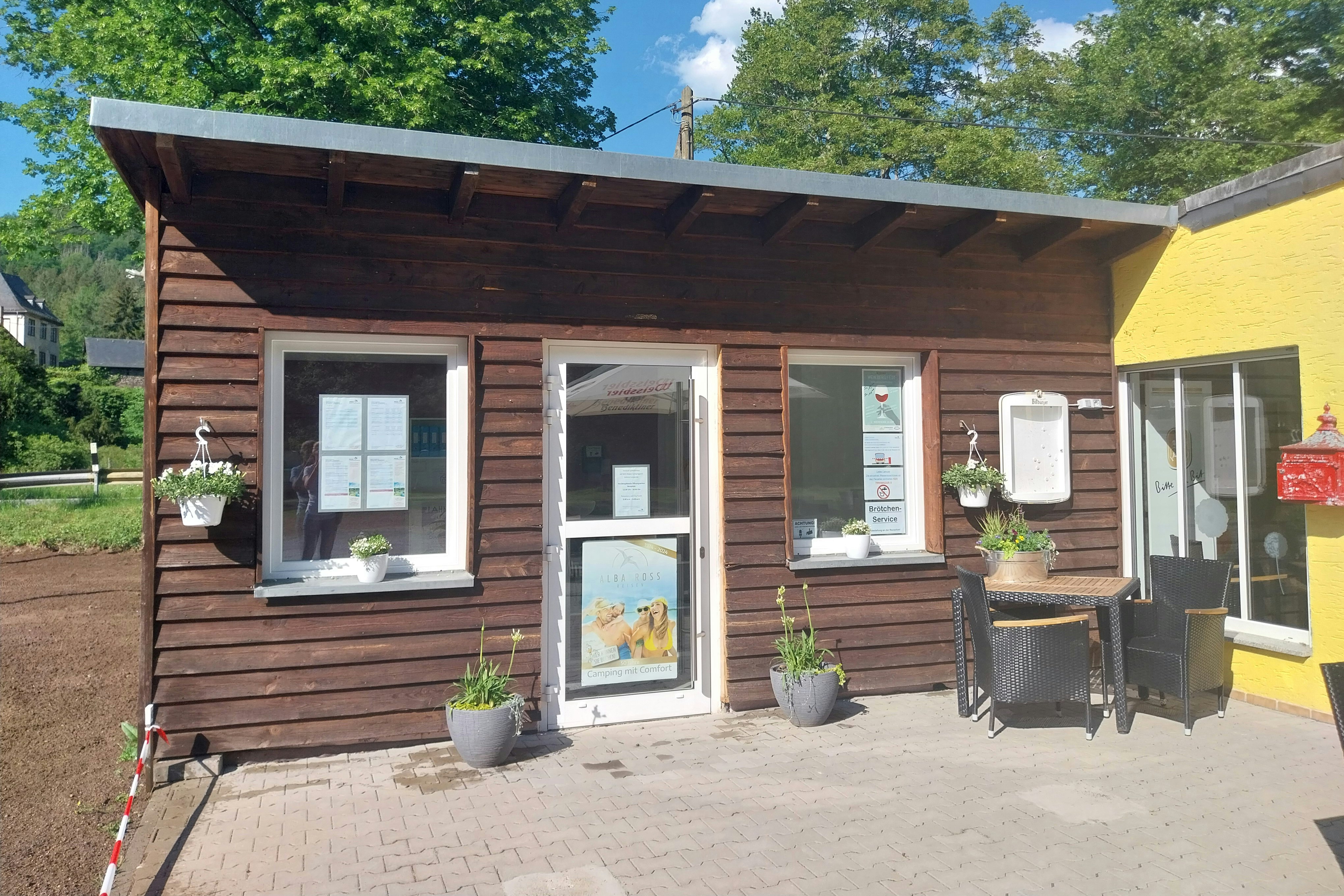 KNAUS Campingpark Schloss Langenau - Außenansicht Gebäude auf dem Campingplatz