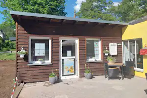 KNAUS Campingpark Schloss Langenau - Außenansicht Gebäude auf dem Campingplatz