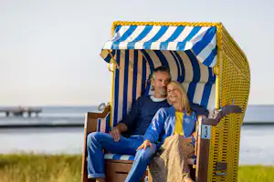 Regenbogen Tossens - Gäste beim Entspannen im Strandkorb