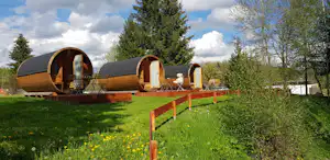 KNAUS Campingpark Viechtach - Schlaffässer mit kleiner Sonnenterrasse auf einer Wiese des Campingplatzes