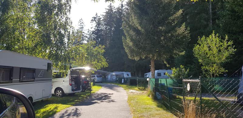 KNAUS Campingpark Viechtach - Standplätze für Campervans und Wohnwägen entlang des Weges auf dem Campingplatz