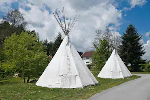 KNAUS Campingpark Viechtach - Tipis auf einer Wiese auf dem Campingplatz