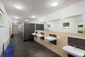 KNAUS Campingpark Wingst - Sanitärbereich mit Waschbecken, Duschen, Toiletten