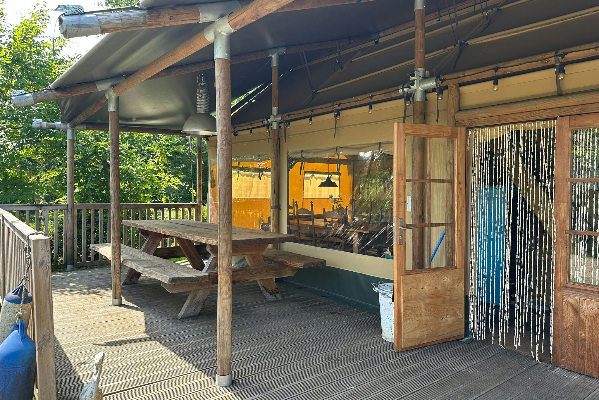 Koelioere - Glamping-Zelt mit Terrasse auf dem Campingplatz