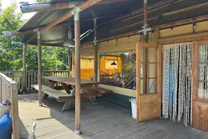 Koelioere - Glamping-Zelt mit Terrasse auf dem Campingplatz