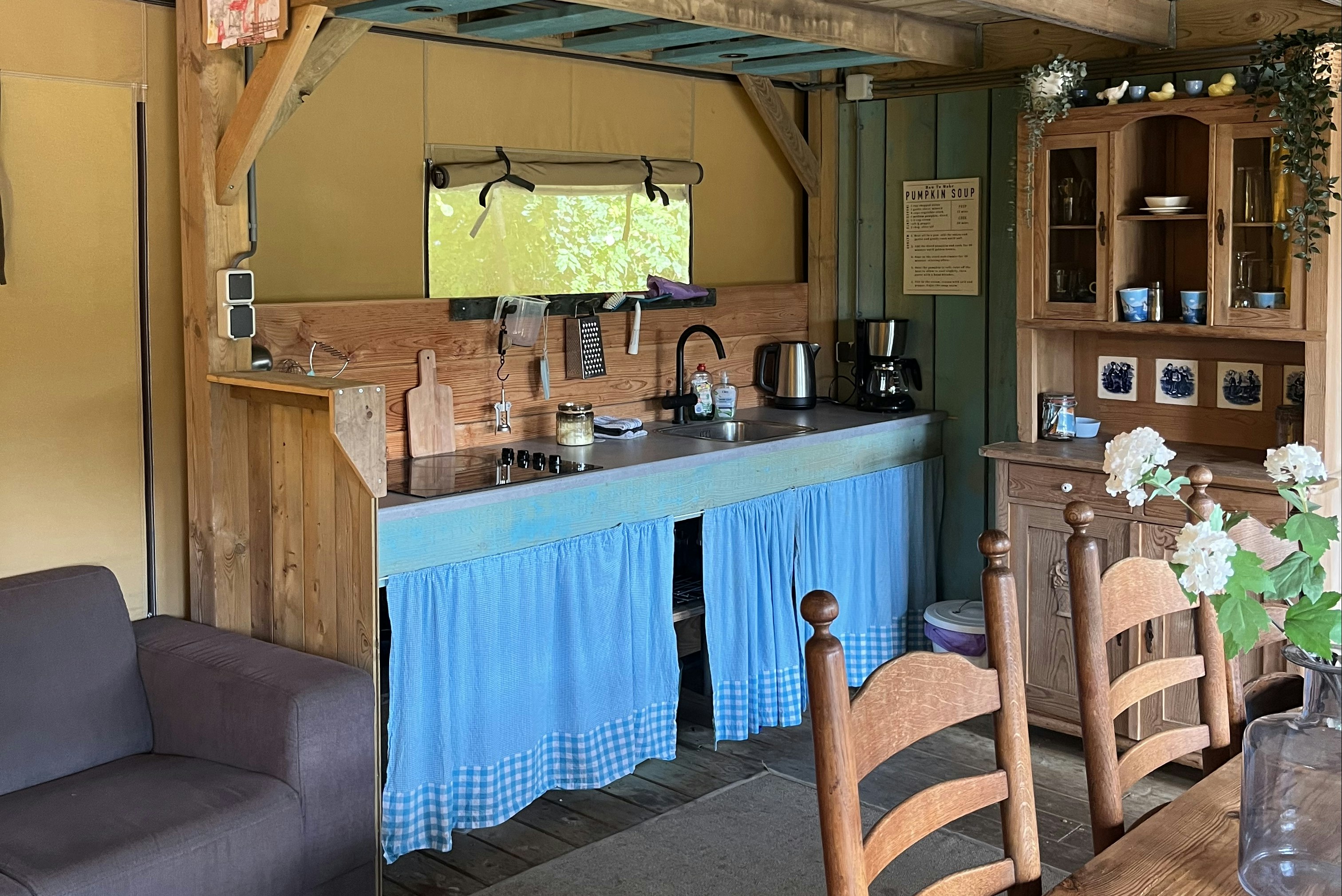 Koelioere - Küche in einem Glamping-Zelt