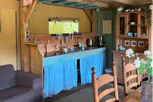 Koelioere - Küche in einem Glamping-Zelt