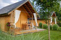 Kolpa Resort Glamping  - Mobilheim mit Terrasse auf dem Campingplatz