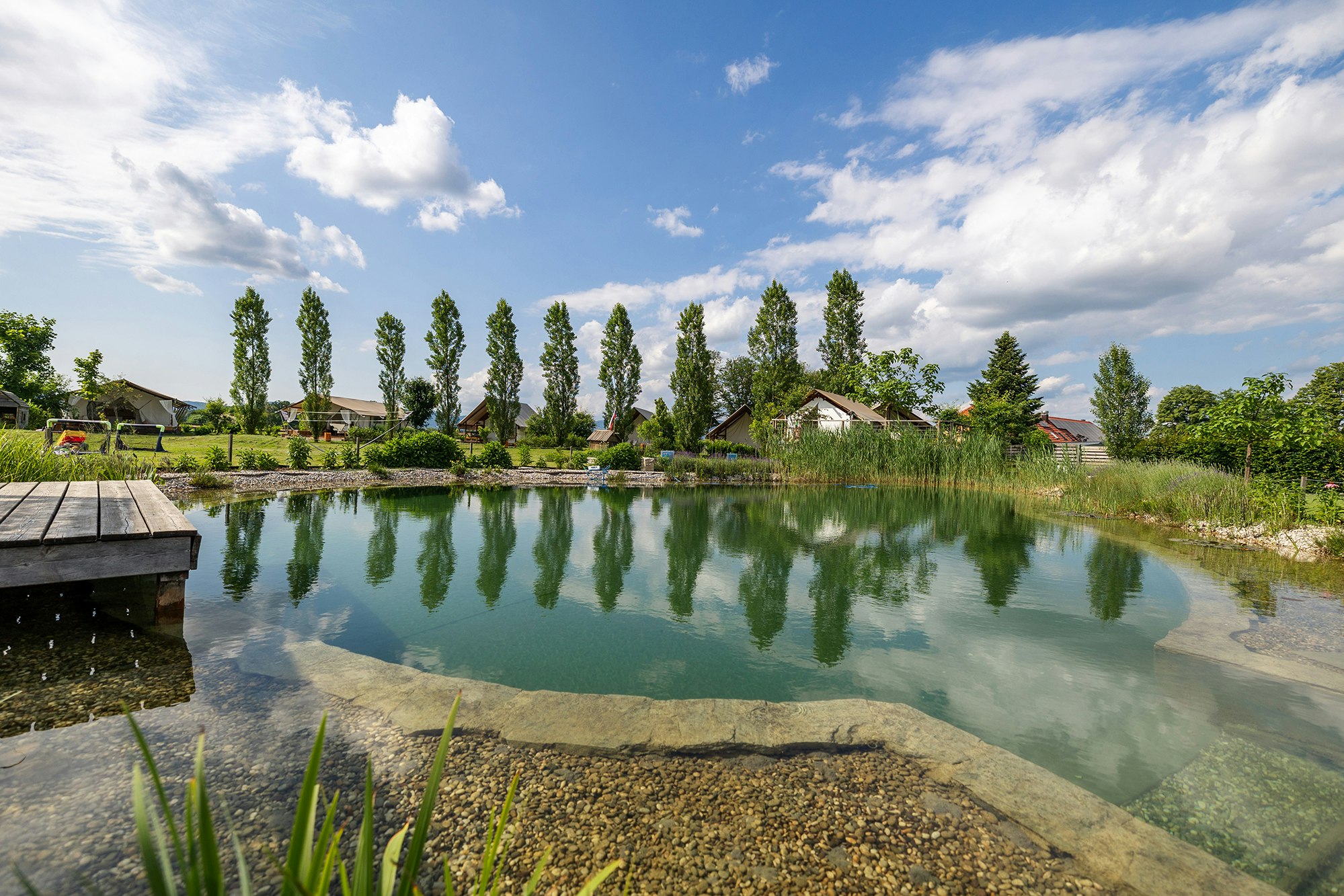 Kolpa Resort Glamping - Blick auf den Teich auf dem Campingplatz