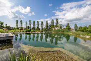 Kolpa Resort Glamping - Blick auf den Teich auf dem Campingplatz